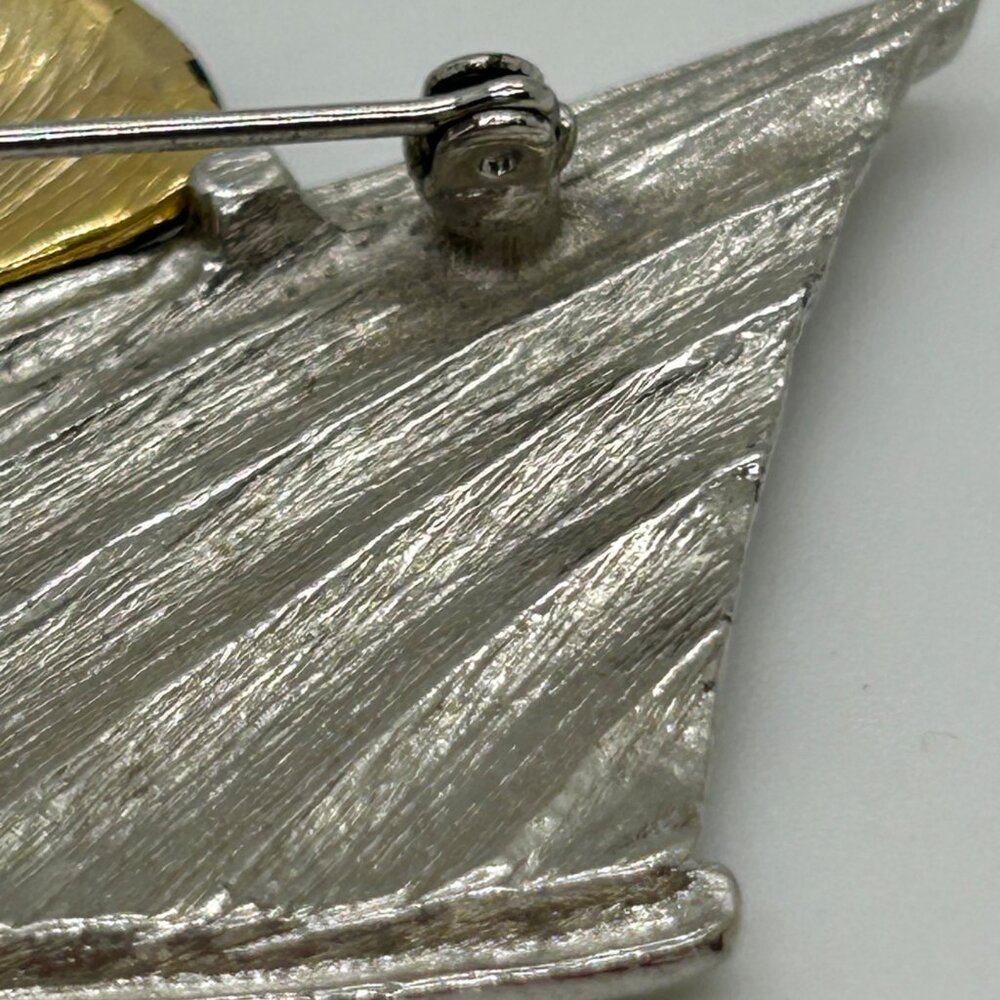 Vintage Art Deco-Inspired Flapper Brooch Silver-Toned Texture Gold-tone Profile - Picture 12 of 16